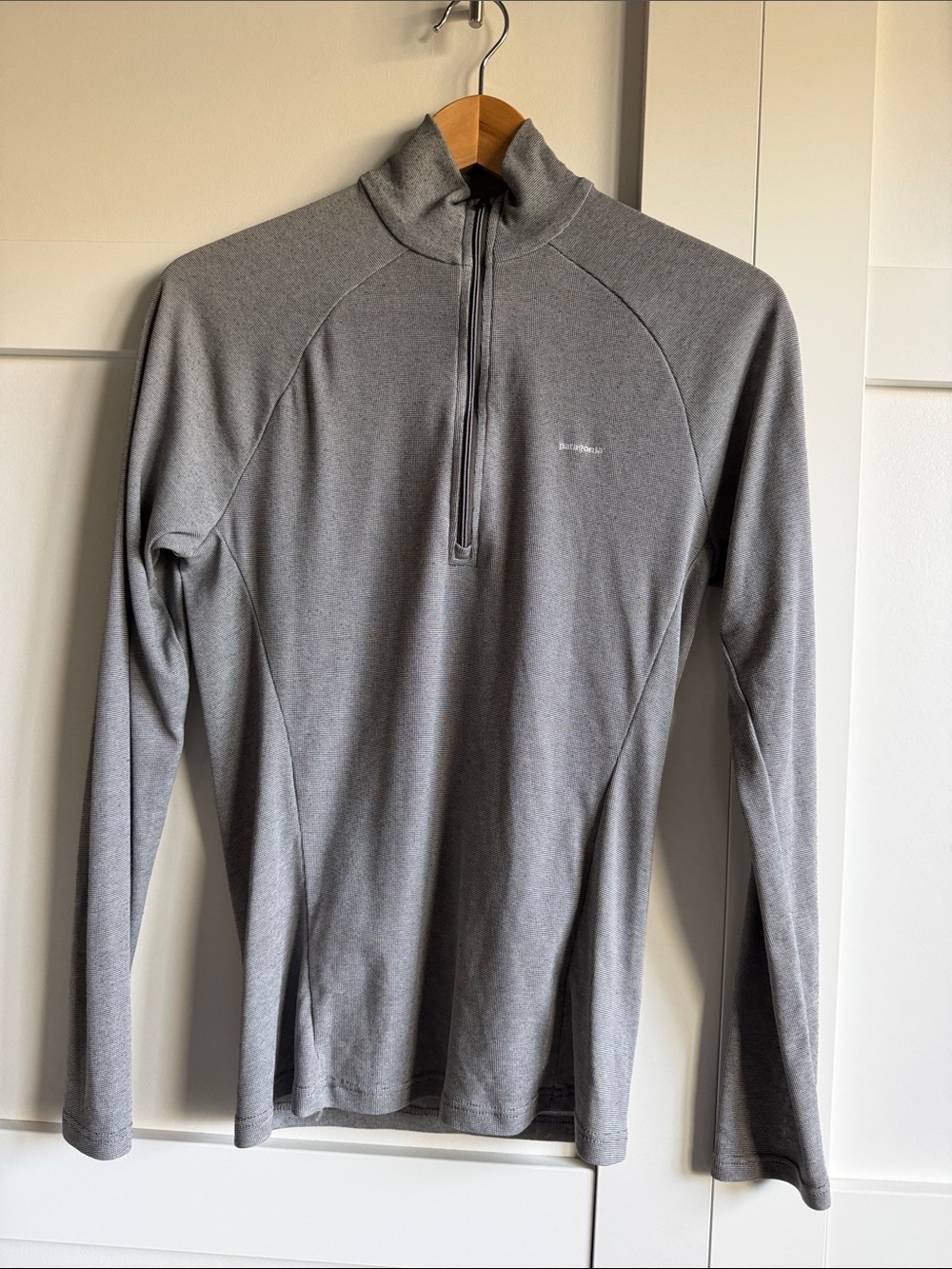 Patagonia capilene Gray Micro-Pattern Logo light weight quarter zip